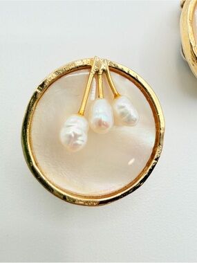 Vintage Mother of Pearl Pearl Clip-On Earrings Gold Tone Round